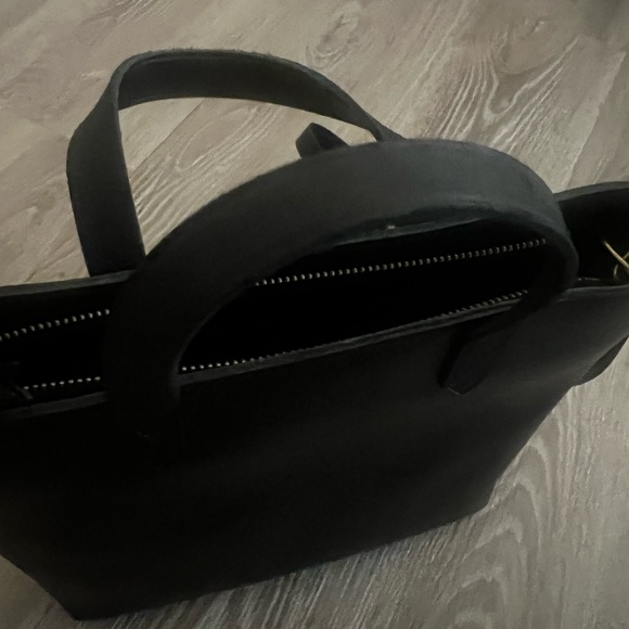 Madewell Small Transport
Leather Crossbody
Tote - Picture 9 of 13